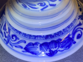 Een Chinese blauw-witte dekselbeker met floraal decor, Kangxi